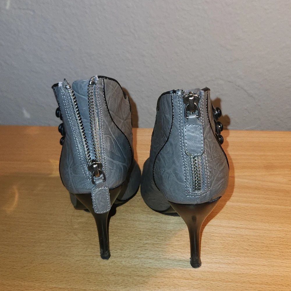 Bakers Chleo heel gray Sz 6 b